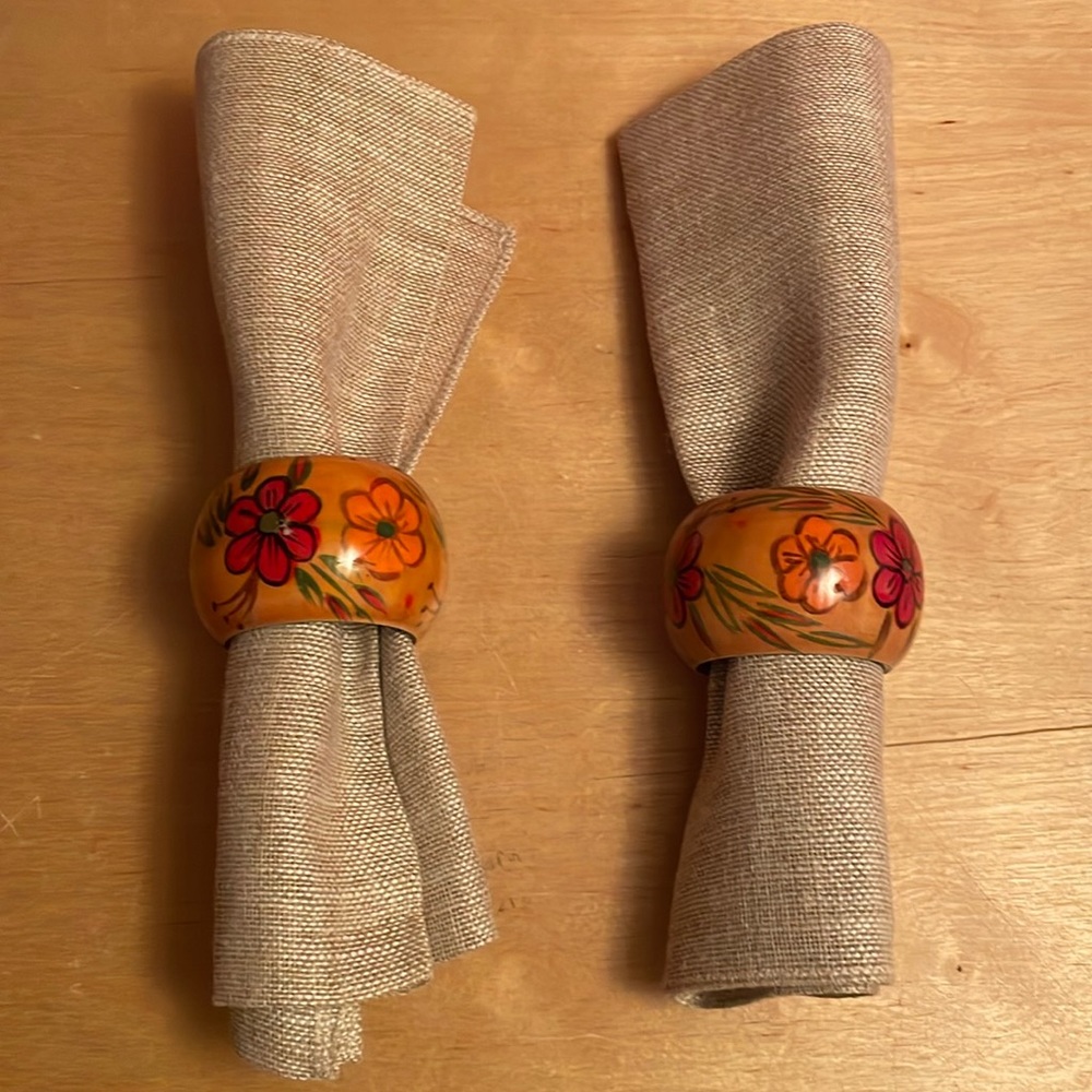 Napkins with colorful flower holders
